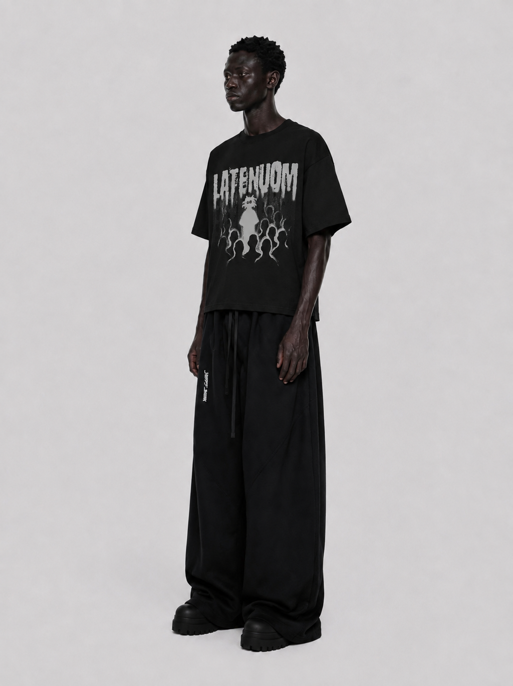 LATENOOM – Lost in the Crowd Black (Box Fit )