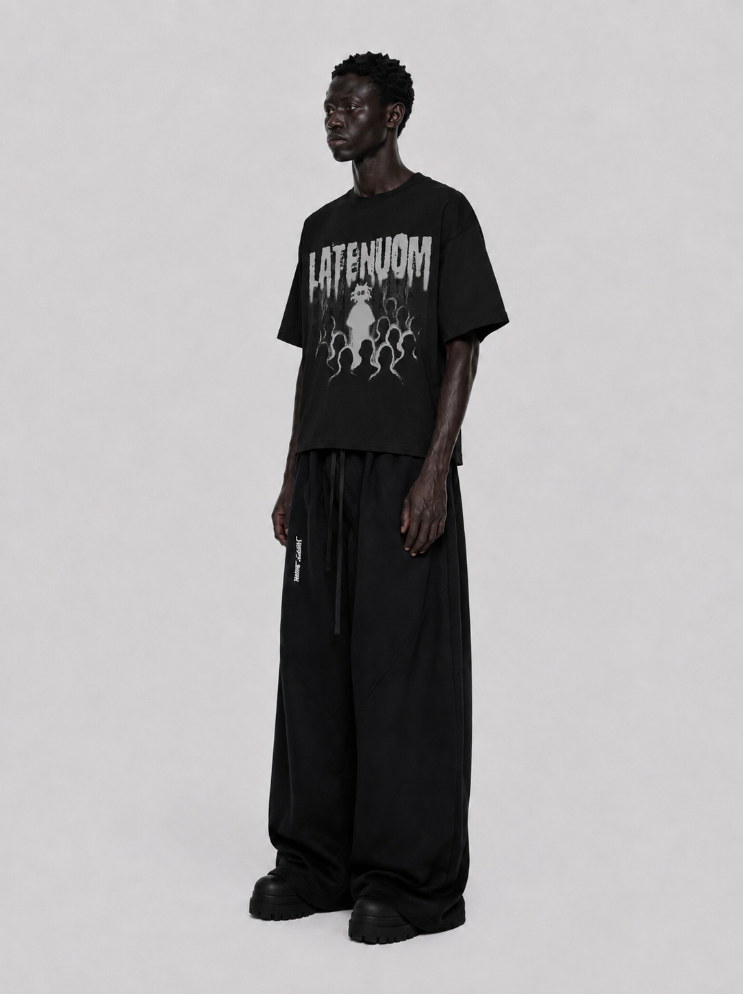 LATENOOM – Lost in the Crowd Black (Box Fit )