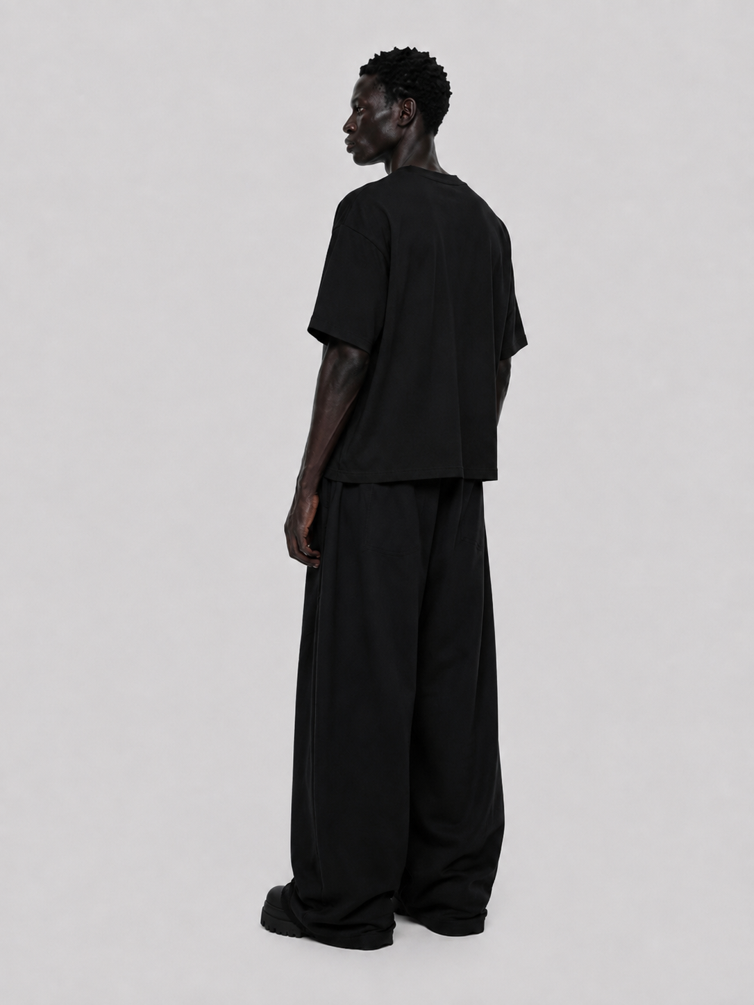 LATENOOM – Lost in the Crowd Black (Box Fit )